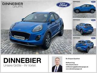 Schräge Frontansicht auf einen Ford Puma , freigestellt