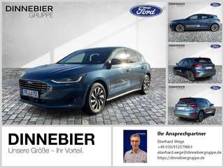 Schräge Frontansicht auf einen Ford Focus , freigestellt