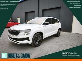 Schräge Frontansicht auf einen Skoda Karoq , freigestellt