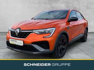 Schräge Frontansicht auf einen Renault Arkana , freigestellt