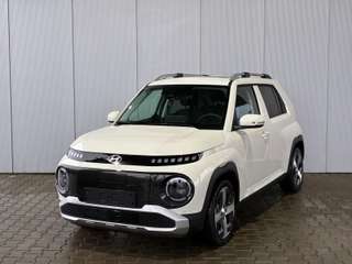 Schräge Frontansicht auf einen Hyundai Inster , freigestellt