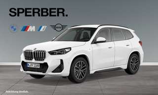 Schräge Frontansicht auf einen BMW X1 , freigestellt