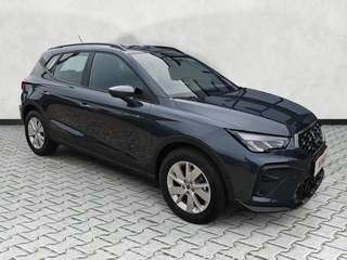 Schräge Frontansicht auf einen SEAT Arona , freigestellt