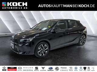 Schräge Frontansicht auf einen Opel Corsa , freigestellt