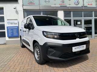 Schräge Frontansicht auf einen Opel Combo , freigestellt