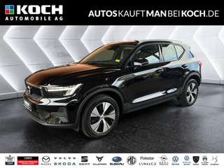 Schräge Frontansicht auf einen Volvo XC40 , freigestellt