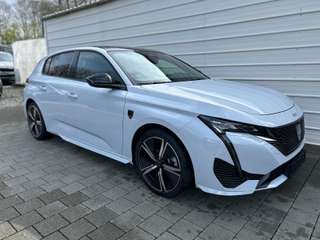 Schräge Frontansicht auf einen Peugeot 308 , freigestellt