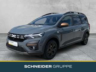 Schräge Frontansicht auf einen Dacia Jogger , freigestellt
