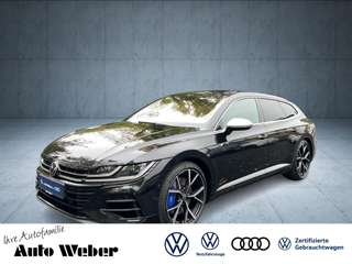 Schräge Frontansicht auf einen Volkswagen Arteon , freigestellt
