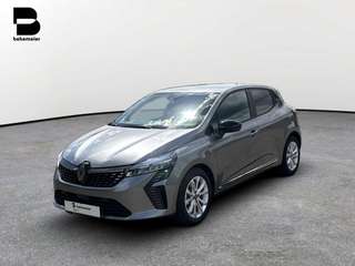 Schräge Frontansicht auf einen Renault Clio , freigestellt