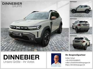 Schräge Frontansicht auf einen Dacia Duster , freigestellt