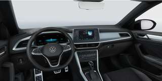 Schräge Frontansicht auf einen Volkswagen T-Roc , freigestellt