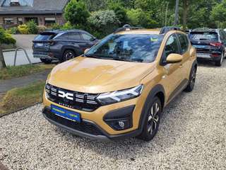 Schräge Frontansicht auf einen Dacia Sandero , freigestellt
