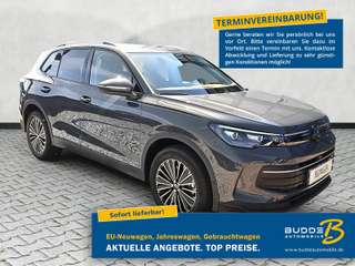 Schräge Frontansicht auf einen Volkswagen Tiguan , freigestellt