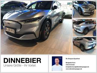 Schräge Frontansicht auf einen Ford Mustang Mach-E , freigestellt