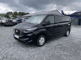 Schräge Frontansicht auf einen Ford Transit Custom , freigestellt