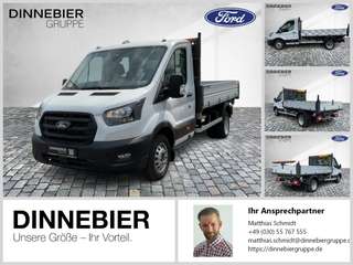 Schräge Frontansicht auf einen Ford Transit , freigestellt
