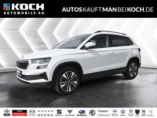 Schräge Frontansicht auf einen Skoda Karoq , freigestellt