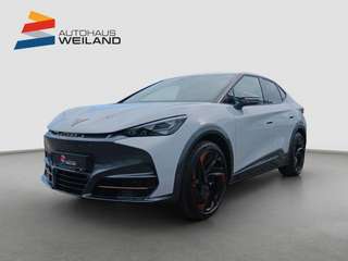 Schräge Frontansicht auf einen CUPRA Tavascan , freigestellt