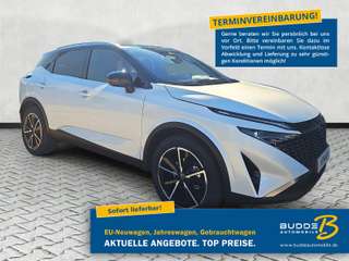 Schräge Frontansicht auf einen Nissan Qashqai , freigestellt