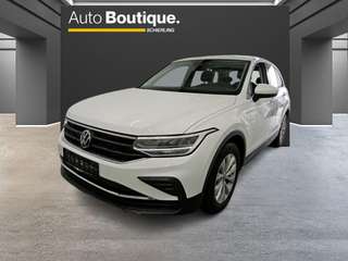 Schräge Frontansicht auf einen Volkswagen Tiguan , freigestellt