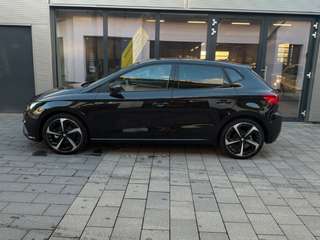 Schräge Frontansicht auf einen SEAT Ibiza , freigestellt