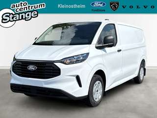 Schräge Frontansicht auf einen Ford Transit Custom , freigestellt