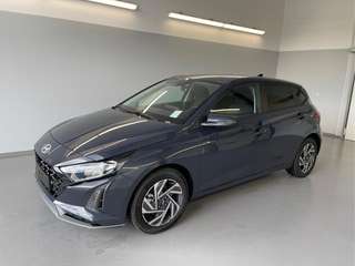 Schräge Frontansicht auf einen Hyundai i20 , freigestellt