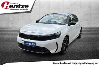 Schräge Frontansicht auf einen Opel Corsa , freigestellt