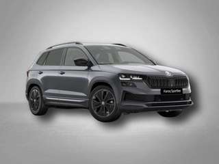 Schräge Frontansicht auf einen Skoda Karoq , freigestellt