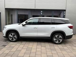 Schräge Frontansicht auf einen Skoda Kodiaq , freigestellt