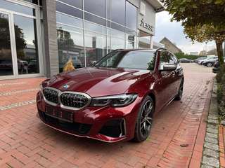 Schräge Frontansicht auf einen BMW 3er-Reihe , freigestellt