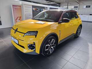 Schräge Frontansicht auf einen Renault 5 E-TECH , freigestellt