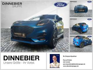 Schräge Frontansicht auf einen Ford Puma , freigestellt