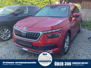 Schräge Frontansicht auf einen Skoda Kamiq , freigestellt