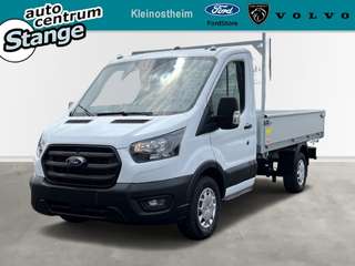 Schräge Frontansicht auf einen Ford Transit , freigestellt