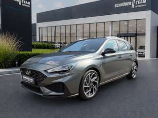 Schräge Frontansicht auf einen Hyundai i30 , freigestellt