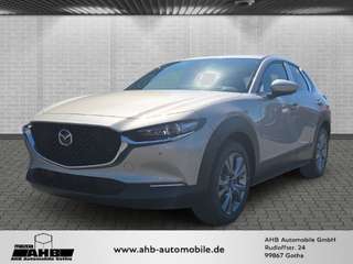 Schräge Frontansicht auf einen Mazda CX-30 , freigestellt