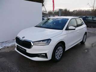 Schräge Frontansicht auf einen Skoda Fabia , freigestellt