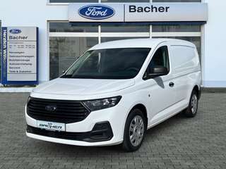 Schräge Frontansicht auf einen Ford Transit Connect , freigestellt