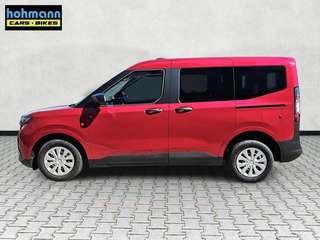 Schräge Frontansicht auf einen Ford Tourneo Courier , freigestellt