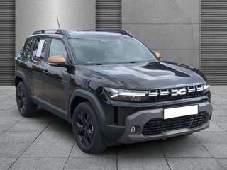 Schräge Frontansicht auf einen Dacia Duster , freigestellt