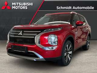 Schräge Frontansicht auf einen Mitsubishi Outlander , freigestellt