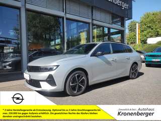 Schräge Frontansicht auf einen Opel Astra , freigestellt