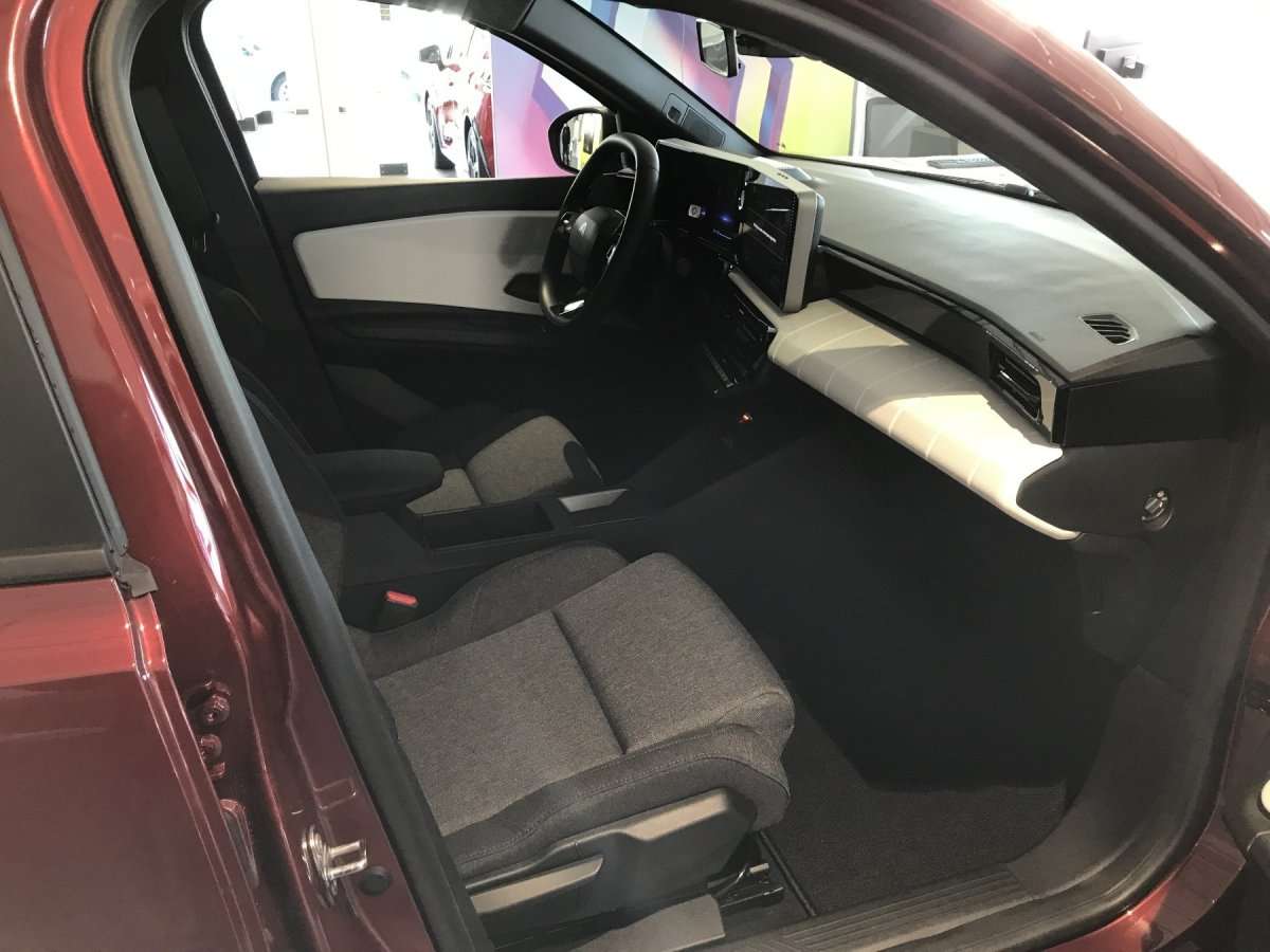 Fahrzeugbild eines Renault 4 E-TECH