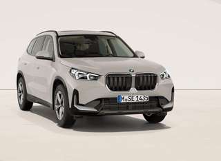 Schräge Frontansicht auf einen BMW X1 , freigestellt