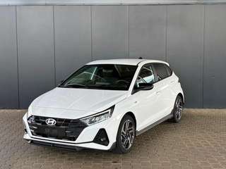 Schräge Frontansicht auf einen Hyundai i20 , freigestellt