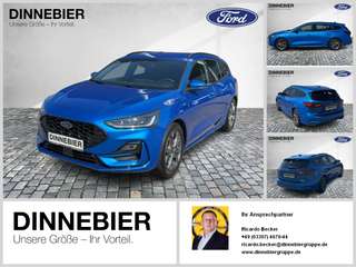 Schräge Frontansicht auf einen Ford Focus , freigestellt