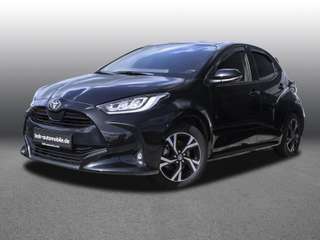 Schräge Frontansicht auf einen Toyota Yaris , freigestellt
