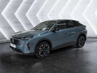 Schräge Frontansicht auf einen Peugeot 3008 , freigestellt